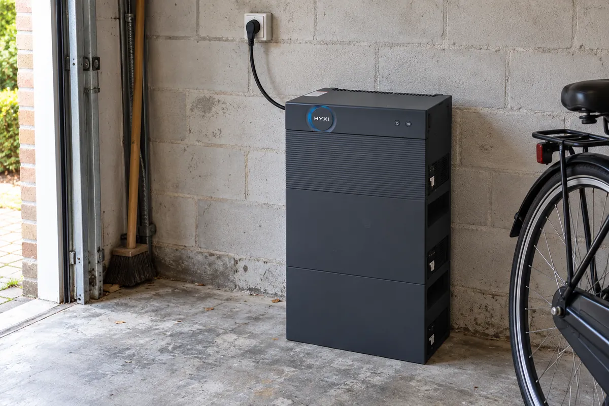 HYXI Halo-thuisbatterij in een garage, met de stekker rechtstreeks in een geaard wandstopcontact